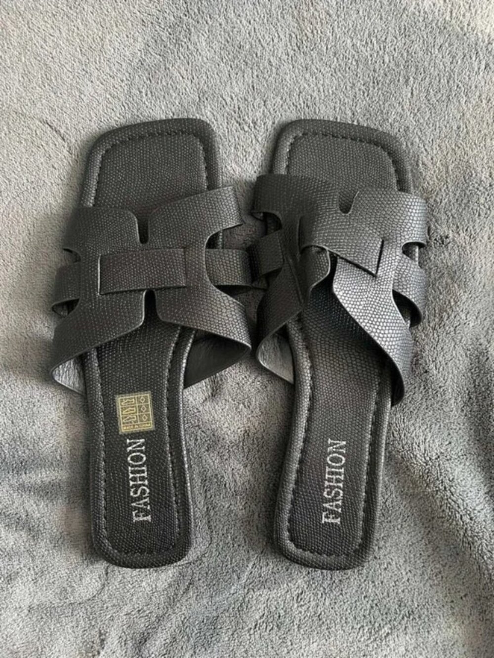 Black Elegant Snake Print Slides
